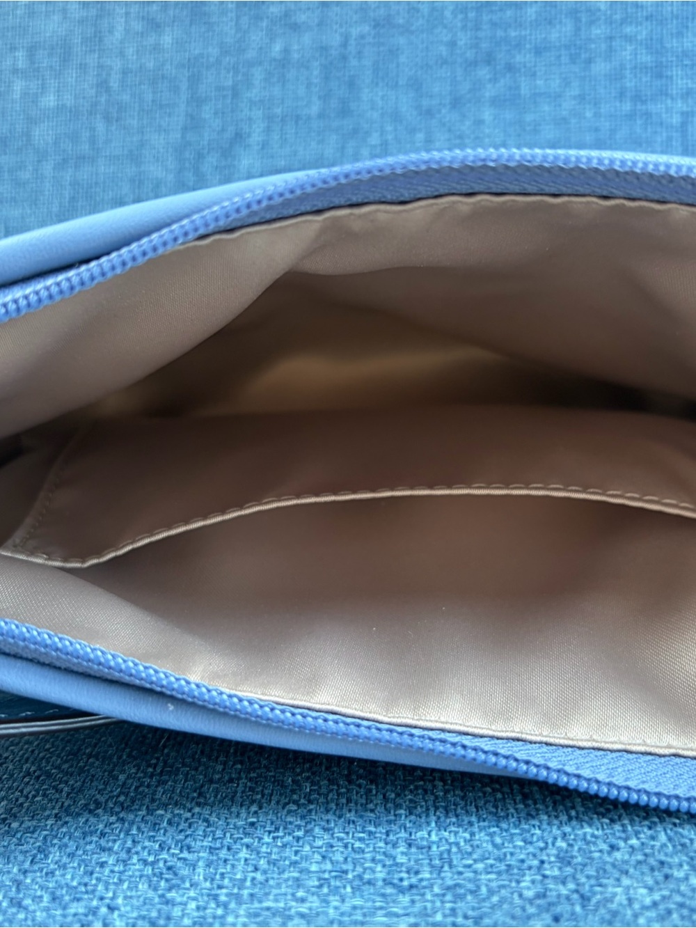Coach Powder Blue Leather Shoulder Bag with Gold Hardware - Picture 4 of 5
